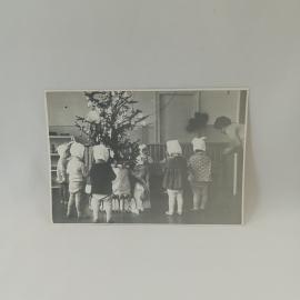 Фотография винтажная, СССР. Черно белый снимок детей у новогодней елки в детском саду