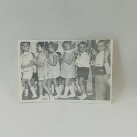 Фотография винтажная, СССР. Черно белый снимок с детьми на утреннике, бумажный фотоснимок