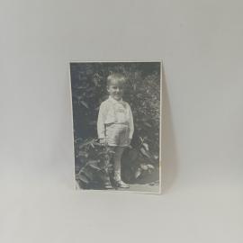 Фотография винтажная, СССР. Черно белый детский портрет на улице, любительский снимок