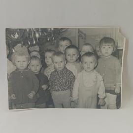 Фотография винтажная, СССР. Черно белый детский групповой снимок у новогодней елки, 1969 год