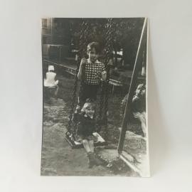 Фотография винтажная, СССР. Черно белый снимок детей на качелях, любительская печать