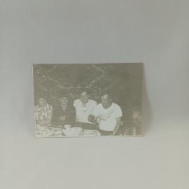 Фотография винтажная, СССР. Черно белый любительский снимок с семейным застольем