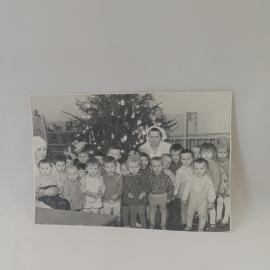 Фотография винтажная, СССР. Черно белый снимок детей у новогодней елки, плотная фотобумага