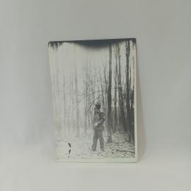Фотография винтажная, СССР. Черно белый снимок с человеком в лесу на фотобумаге