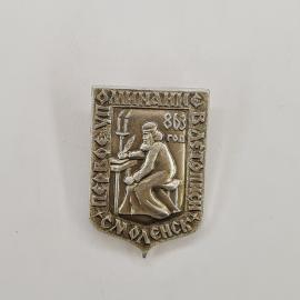 Значок СССР. Смоленск, Микулин, 863 год, писатель за столом. Винтажный значек.
