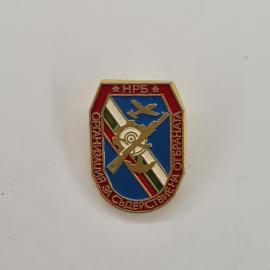 Значок СССР. НРБ, организация за съдействие авиации, самолет и мишень. Винтажный значек.