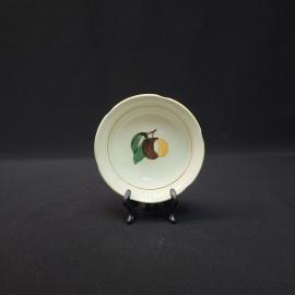 Тарелка винтажная, СССР. Керамика, небольшая, с рисунком фрукта и волнистым краем
