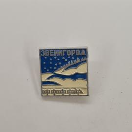 Значок СССР. Звенигород, Московская область, городской пейзаж, снег. Винтажный значек.