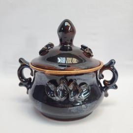 Сахарница винтажная, СССР. Керамика, с крышкой, коричневая глазурь и рельефный декор