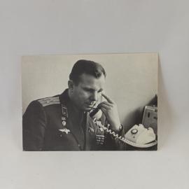 Открытка СССР. Важное сообщение, космонавт у телефона, фото А. Лукашенко. Винтажная открытка.