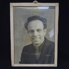 Фотопортрет винтажный, СССР. Черно белая фотография мужчины в настенной тканевой рамке
