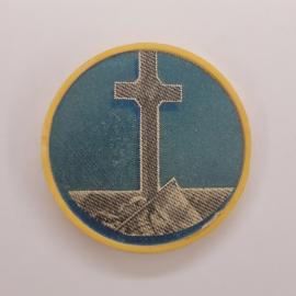 Значок СССР. Памятник на фоне гор, городская тематика. Винтажный значек.