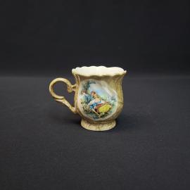 Чашка винтажная, СССР. Фарфор, с фигурной ручкой и декоративным романтическим сюжетом