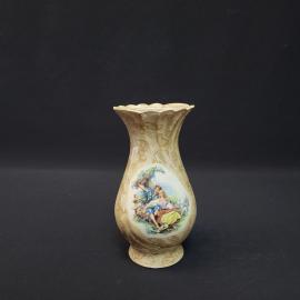 Ваза винтажная, СССР. Керамика, декоративная, с романтическим сюжетом, высота 16 см