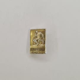 Значок СССР. А.С. Пушкин, писатель, Ленинград, сидящая фигура у скамьи. Винтажный значек.
