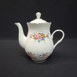 Кофейник винтажный, СССР. Фарфор, крышка, белый с цветочным декором и золотистой отводкой