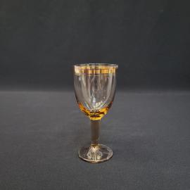 Рюмка винтажная, СССР. Цветное стекло, янтарный оттенок, с золотистой каймой на ножке