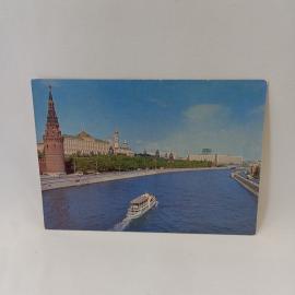 Открытка советская СССР. Москва, Кремлевская набережная, городской пейзаж с теплоходом. винтаж