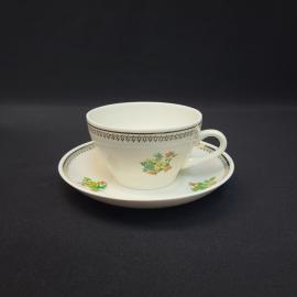 Чайная пара винтажная, СССР. Фарфор, с цветочным декором и золотистым орнаментом