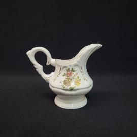 Сливочник винтажный, СССР. Фарфор, рельефная форма с цветочным рисунком и птицей
