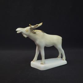 Статуэтка винтажная, СССР. Фарфоровая фигурка оленя с позолотой на подставке