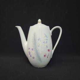 Кофейник винтажный, СССР. Фарфор, с крышкой, декор с цветами и золотистой отводкой