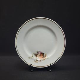 Тарелка винтажная, СССР. Фарфор, белая с цветочным декором и золотистой каймой, 20 см