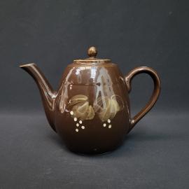 Чайник винтажный, СССР. Коричневая керамика с крышкой, декор с золотистыми листьями