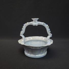 Конфетница винтажная, СССР. Керамика, с ажурной ручкой и лепным цветочным декором