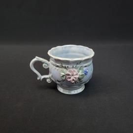 Чашка винтажная, СССР. Керамическая, с рельефным цветочным декором и фигурной ручкой
