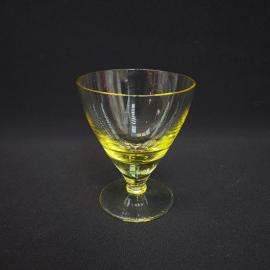 Рюмка винтажная, СССР. Цветное стекло, на ножке, с гравированным узором
