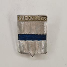 Значок СССР. Олекминск, герб города Якутия с синей полосой. Винтажный значек.