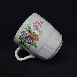 Кружка винтажная, СССР. Фарфоровая, с цветочным рисунком и граненым корпусом