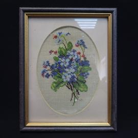 Картина винтажная, СССР. Вышивка крестом в раме, цветочный букет на ткани под стеклом