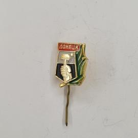 Значок СССР. Донецк, рука с молотом, шахтерская тематика, город. Винтажный значек.
