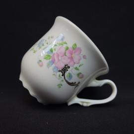 Чашка винтажная, СССР. Фарфоровая, с цветочным рисунком и золотистой каймой, Thun