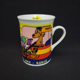 Кружка винтажная, СССР. Фарфор, с цветным рисунком собак и надписью про щенят и горе