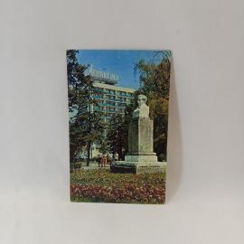 Открытка советская СССР. Сочи, гостиница Ленинград, городской пейзаж с памятником и парком. винтаж