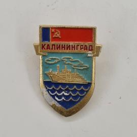 Значок СССР. Калининград, корабль на волнах, городской морской сюжет. Винтажный значек.