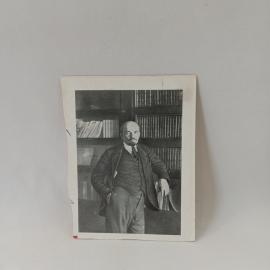 Открытка старинная. Портрет Ленина у книжного шкафа, революционная история, кабинет
