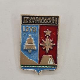 Значок СССР. Валдай 1770, колокол и звезда, Новгородская область. Винтажный значек.