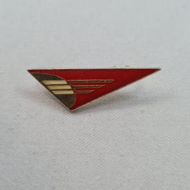 Значок СССР. Красный треугольный, с крылом, авиация. Винтажный значек.