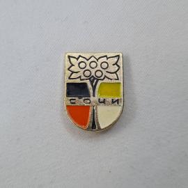Значок СССР. Сочи, дерево и щит в цветных секторах, городская тематика. Винтажный значек.