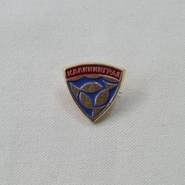 Значок СССР. Калининград, синий щит с морскими волнами, городская тематика. Винтажный значек.