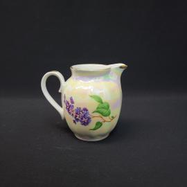 Молочник винтажный, СССР. Фарфор с перламутровым покрытием, цветочный декор с сиренью