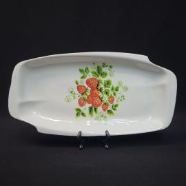 Блюдо сервировочное винтажное, СССР. Фарфор, прямоугольное, с рисунком клубники
