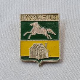Значок СССР. Кузнецк, герб города с конем и домом, Пензенская область. Винтажный значек.