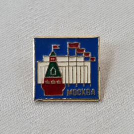 Значок СССР. Москва, башня и здание с флагами, городская тематика. Винтажный значек.