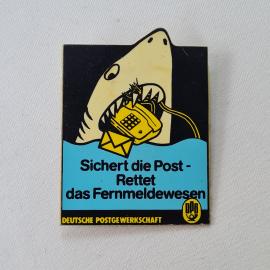 Значок СССР. Акула, письмо и телефон, почта и связь, надпись Deutsche Postgewerkschaft. Винтажный зн