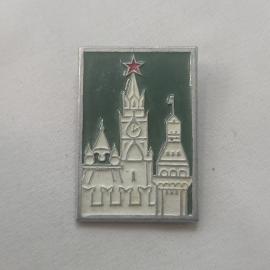 Значок СССР. Москва, кремлевские башни с часами, архитектура города. Винтажный значек.